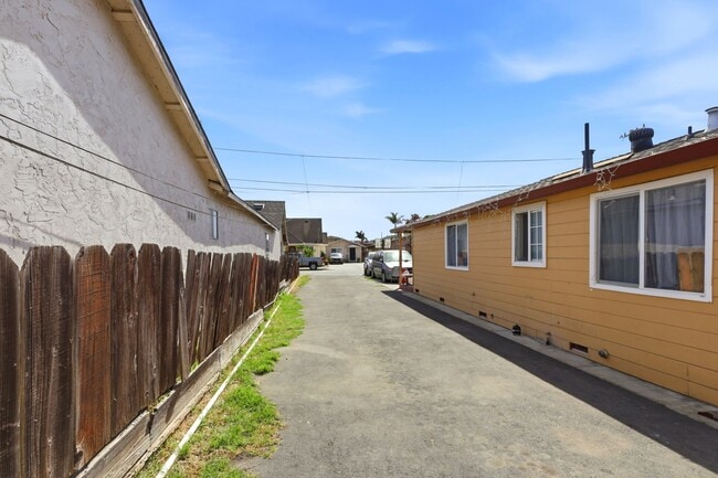 Building Photo - Adorable 2BR Property with Yard