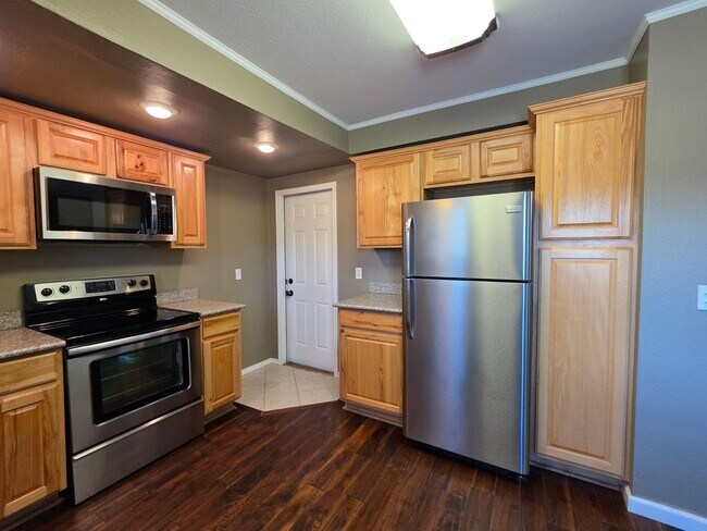 Building Photo - 3 Bedroom 2 Bathroom House With Huge Backy...