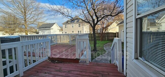 Building Photo - 820 Maltby Cres