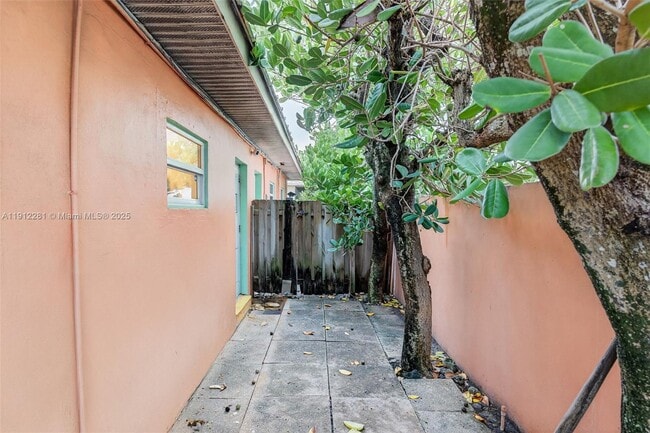 Building Photo - 820 N Ocean Blvd