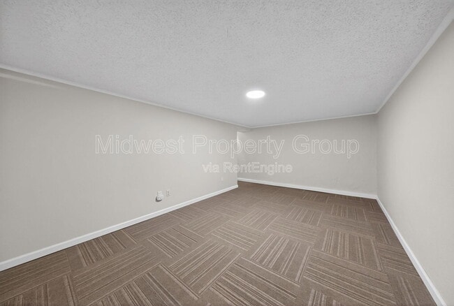 Building Photo - 645 Lilac Dr