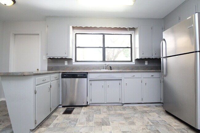 Building Photo - Available Now – 3BR/2BA Home Near HWY 90, ...