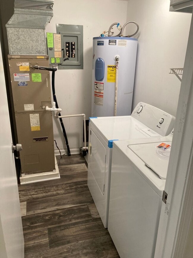 Building Photo - Renovated Crestwood Condo - 2 bedroom