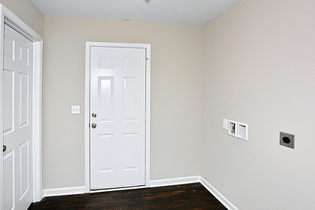 Building Photo - Large Updated 3 Bed / 2.5 Bath Home