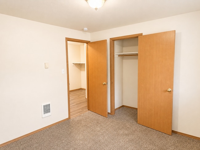 Building Photo - 60 E Hemlock Ct