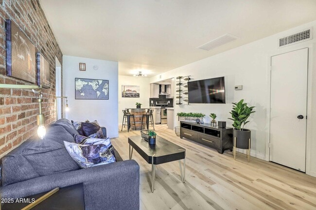 Building Photo - 726 S Nebraska St