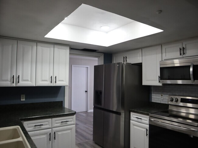 Building Photo - 4 BEDROOM 2 Bath  Pool Home!  Call Carole Arcaro 386-216-4900 Deltona Lakes Realty