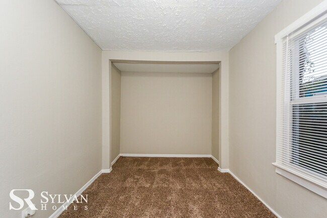 Building Photo - Cute, cozy and comfortable