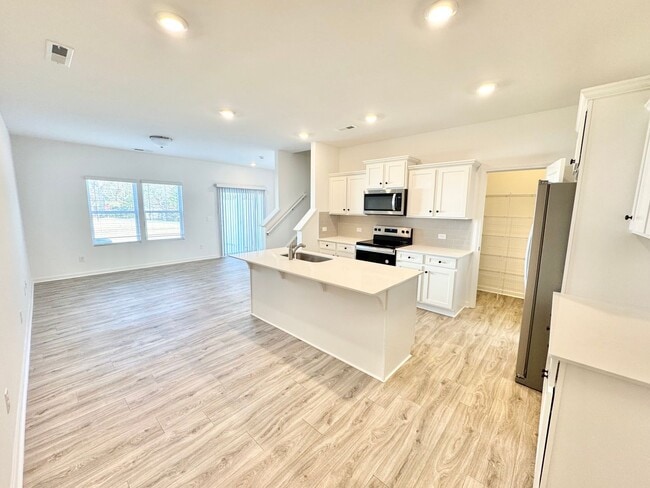 Building Photo - BEAUTIFUL 3BD Townhome Walking Distance to Downtown