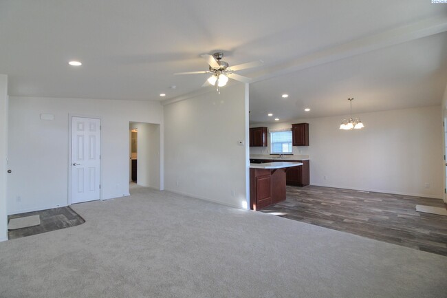 Building Photo - 3 Bed/2 Bath Home in Kennewick