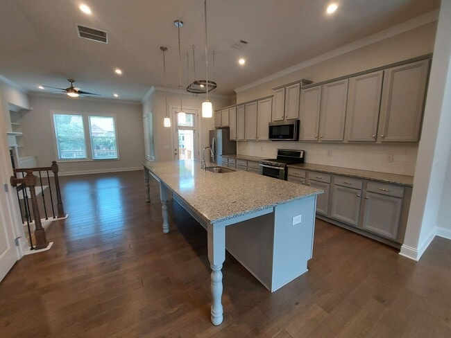 Building Photo - Large 3 Bedroom Luxury Townhome on Silver ...