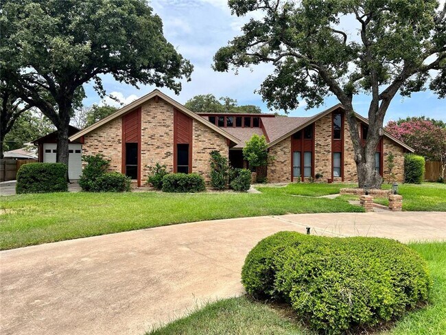 Building Photo - Prestigious Linwood Acres / .44 acres / Rockdale, TX / Swimming Pool