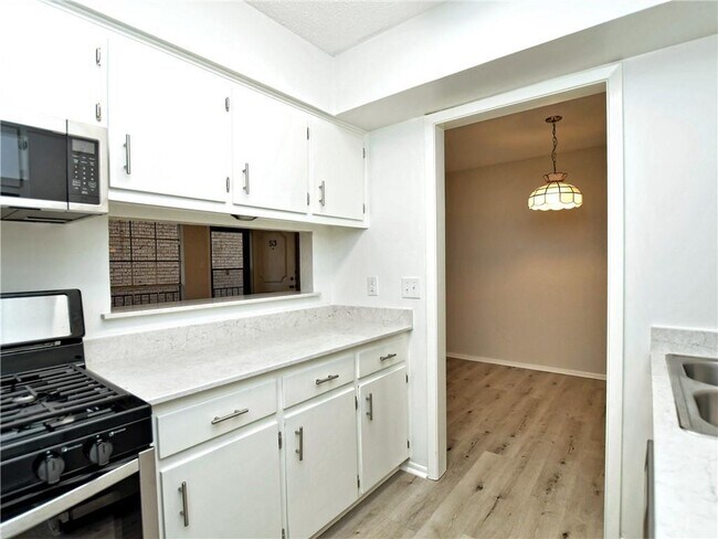 Building Photo - 2425 Ashdale Dr