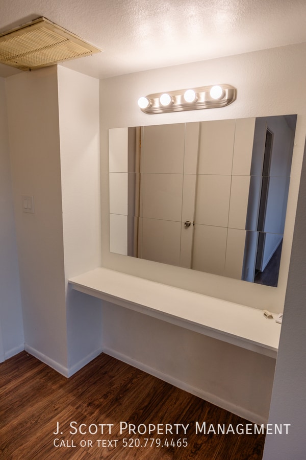 Building Photo - 1618 E Dunbar Dr