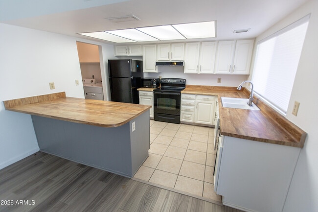 Building Photo - 7911 East Vía de Belleza