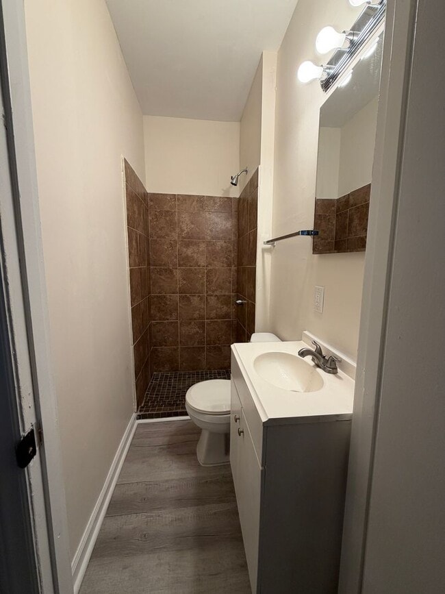 Building Photo - Large Home suitable for Residence or Business