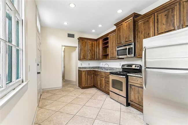 Building Photo - 629 Royal St