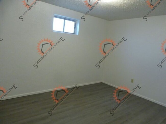 Building Photo - Freshly painted 3 bedroom 2 bath apartment