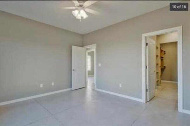 Building Photo - 4863 N Hillside Ct