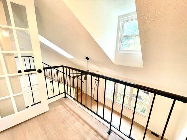 Building Photo - Beautifully updated, multi-level condo in ...