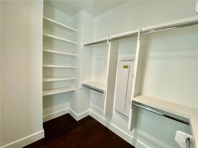 Building Photo - 1905 Riverview St