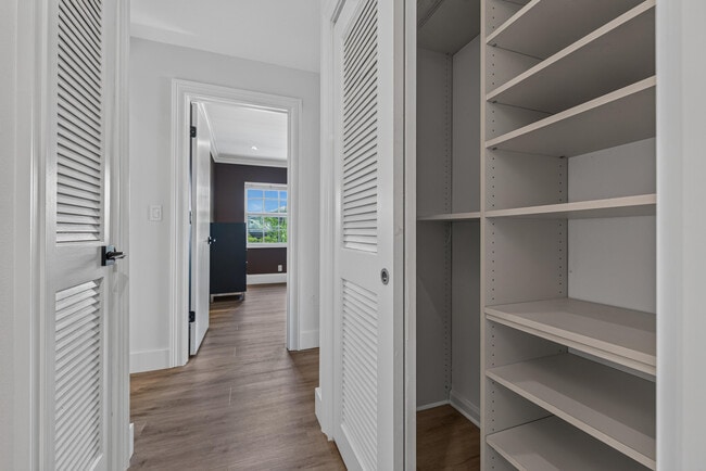 Building Photo - 6515 Bay Club Dr