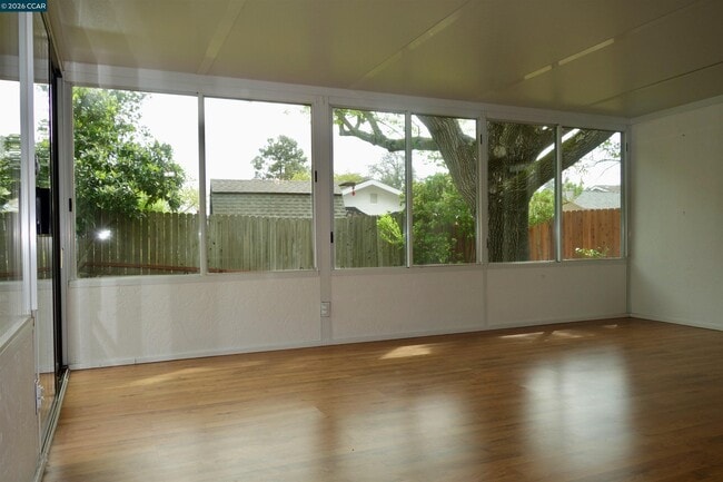 Building Photo - 609 Maureen Ln