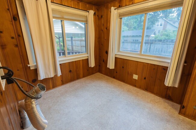 Building Photo - 203 Edgewood Ave