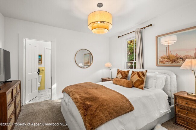 Building Photo - 406 W Smuggler St