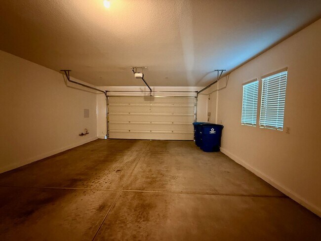 Building Photo - 3 BED 2.5 BATH 2 CAR GARAGE MODERN TOWNHOM...
