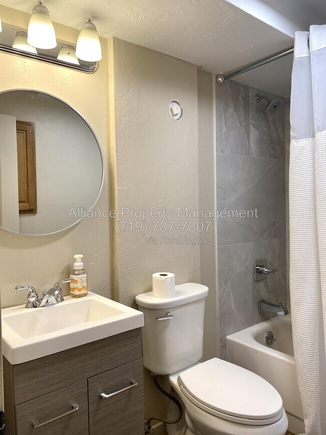 Building Photo - 2168 Wildwood Dr