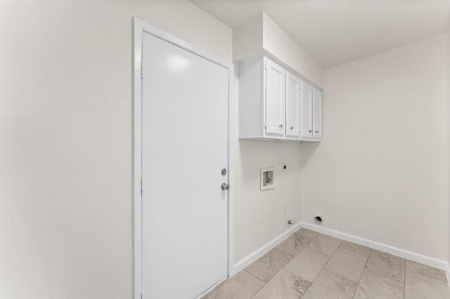 Building Photo - 2102 Whitelaw Dr