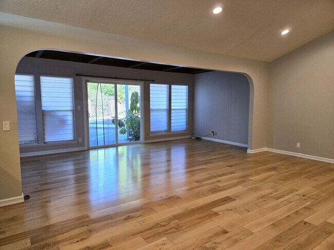 Building Photo - 6390 Bose Ln