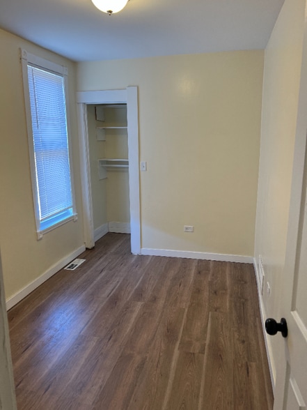 Building Photo - 705 W 81st St