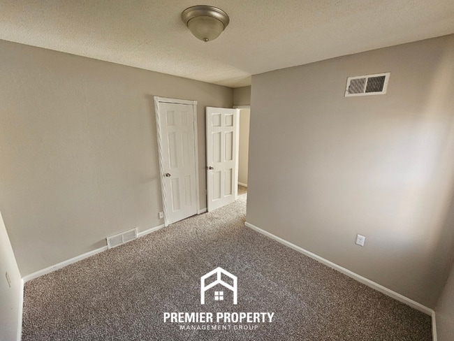 Building Photo - 4BR Memphis Home w/ Brick Fireplace, Formal Dining & Fenced Yard