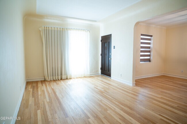 Building Photo - 1211 Mesita Dr