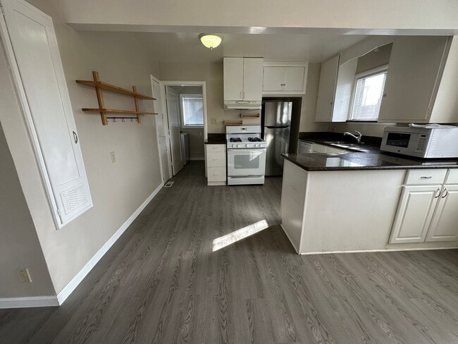 Building Photo - 3 Bed/1 Bath Home with Yard in Tahoe Park