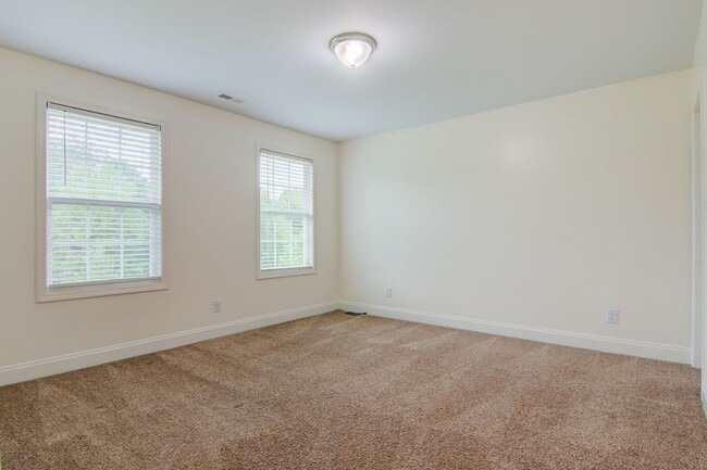 Building Photo - Charming 4 Bed, 3.5 Bath Modern Farmhouse ...