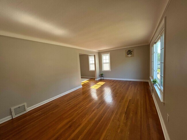 Building Photo - Spacious Colonial For Rent in Lyndhurst