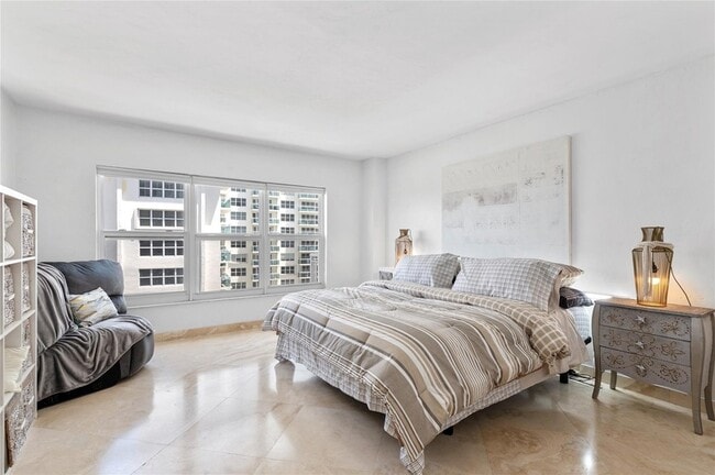 Building Photo - 3850 Galt Ocean Dr