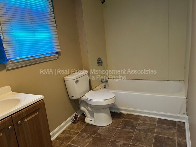 Building Photo - 108 Elm St