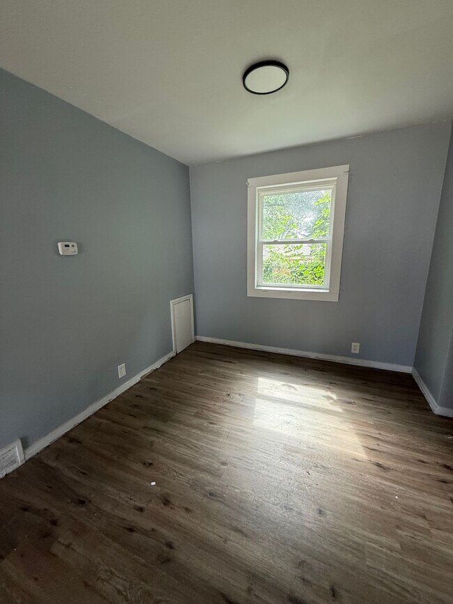 Building Photo - Darling 3 Bedroom in Nice Quiet Area