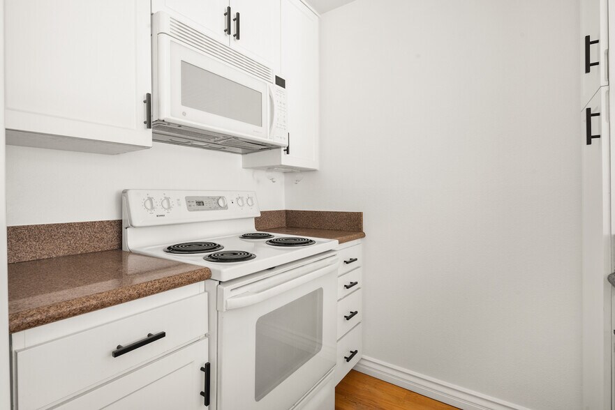Kitchen - 8740 Tuscany Ave