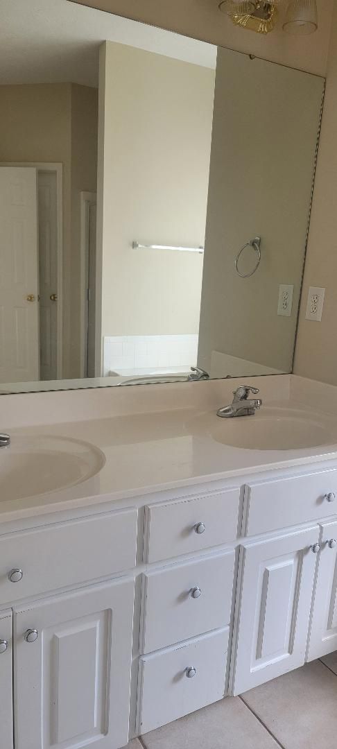 Building Photo - AVAILABLE NOW - CALL US FOR A SHOWING!