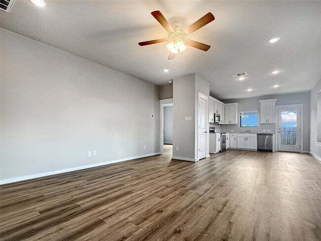 Building Photo - 179 Threshing Rd