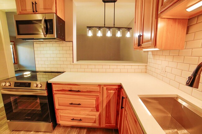 Primary Photo - Year lease! Remodeled! 2 parking spots! Wa...