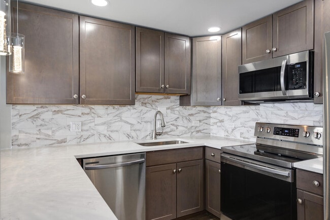 Building Photo - 5445 N Sheridan Rd