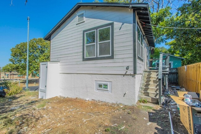 Building Photo - 2215 N Elmendorf St