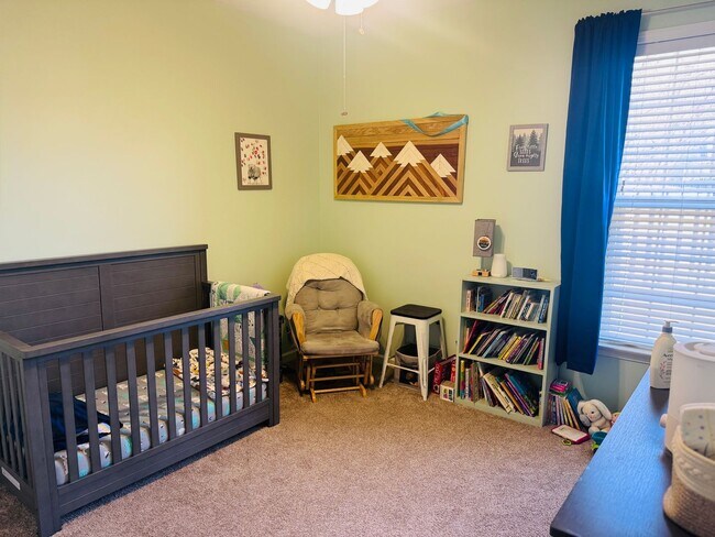 Building Photo - 4 Bedroom 2 Bath in Deer Creek