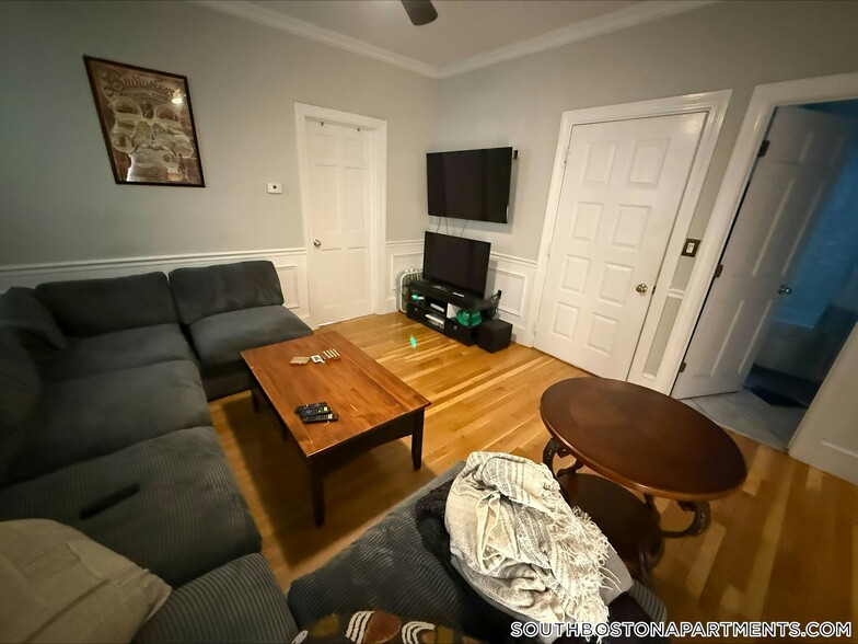 Building Photo - 868 E 2nd St